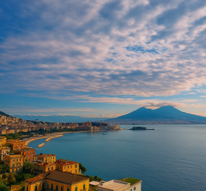 Küstenansicht von Neapel mit Blick auf den Golf von Neapel und den Vesuv unter teilweise bewölktem Himmel.