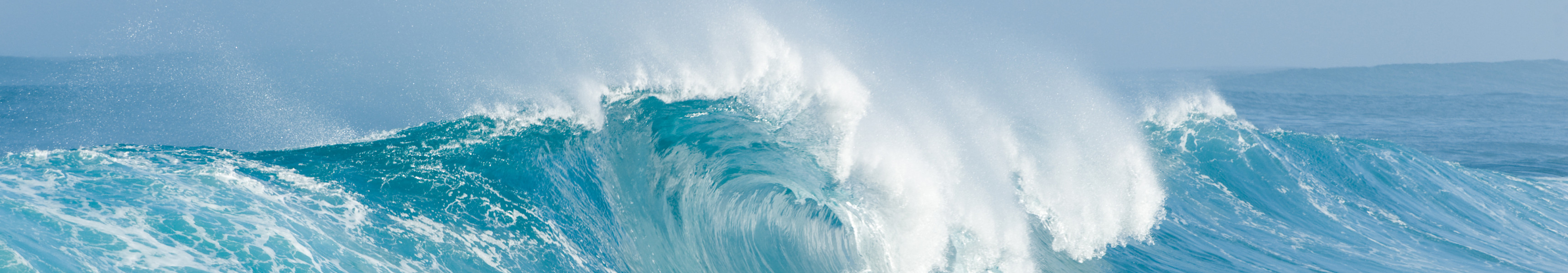 Gro&szlig;e Welle bricht im eisblauen Meer 