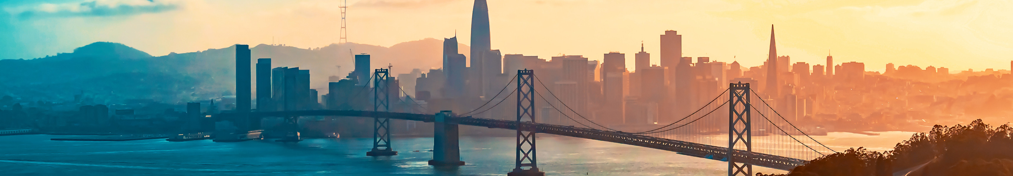 Stadtteile mit einer Br&uuml;cke verbunden bei Sonnenuntergang