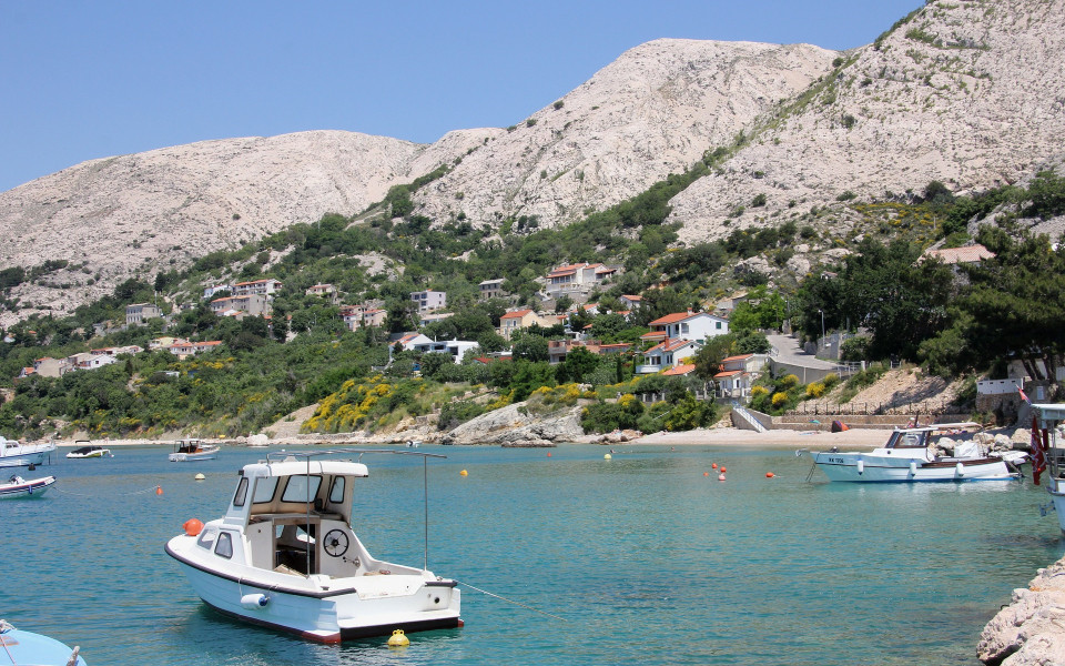 K&uuml;ste mit Felsen und Booten auf Krk