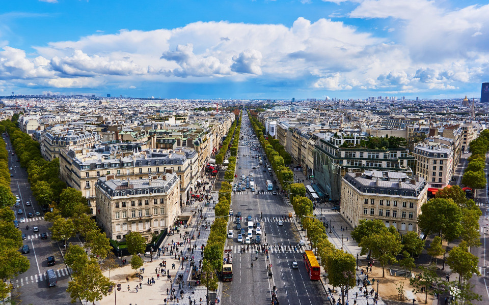 Belebte große Einkaufsstraße für einen Shoppingurlaub