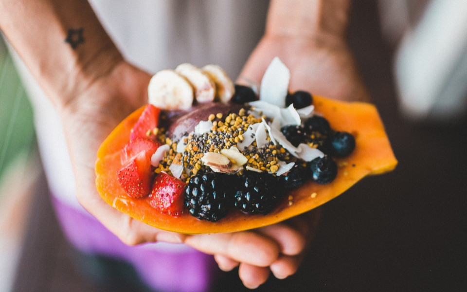 Genusskorb mit Früchte und Beeren