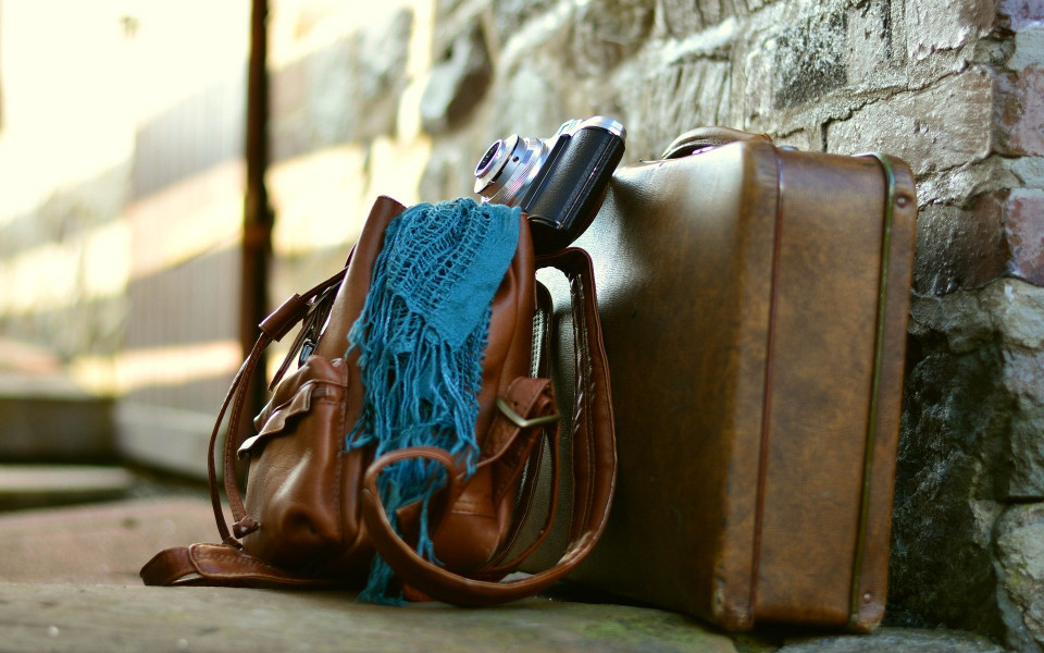 Tasche mit Koffer und Kamera