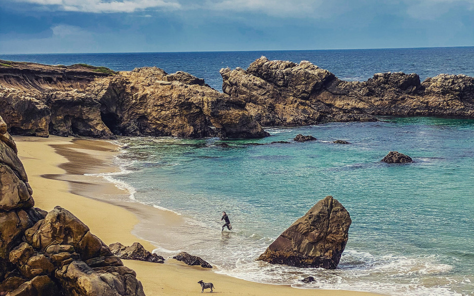 Küste von San Diego mit Sandstrand, Felsen und Meer