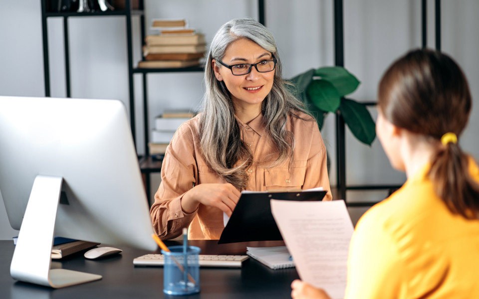Rechtliche Voraussetzungen f&uuml;r Workation im Arbeitsvertrag festhalten 