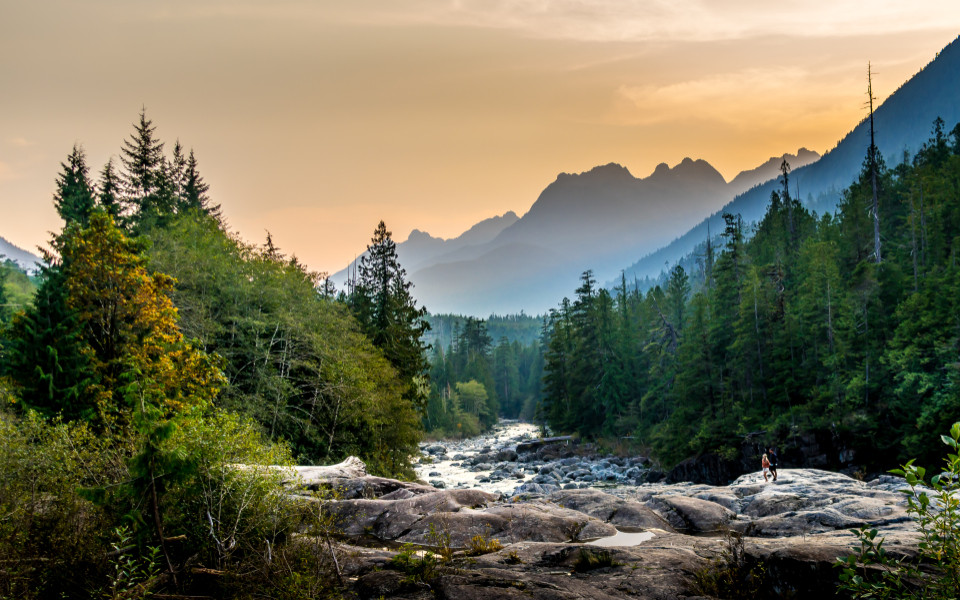 Sonnenuntergang &uuml;ber dem Kennedy River im Pacific Rim National Park an der Westk&uuml;ste von Vancouver Island, British Columbia, Kanada