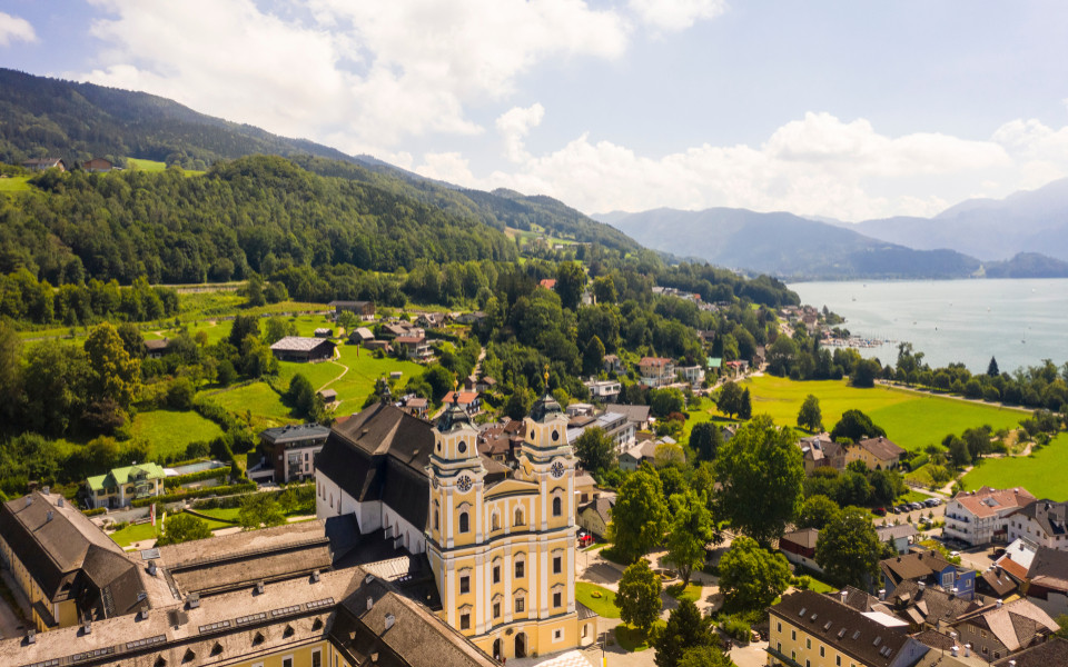 St&auml;dte und Orte Luftaufnahme des Dorfes Mondsee mit der Basilika St. Michael am See