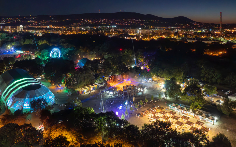 Das Sziget Festival in Budapest bei Nacht mit Riesenrad und großer, beleuchteter Bühne