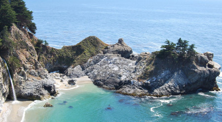 McWay-Falls-an-der-kueste-big-sur-in-kalifornien